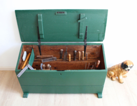 Grote groene kist met inhoud. Vintage timmermanskist / gereedschapskist.