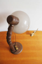 Houten vintage tafellamp met bruine kap. Retro design lamp - Steinhauer?