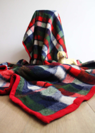 Tweepersoons vintage deken van Aabe. Retro vegan sprei met ruiten, dralon