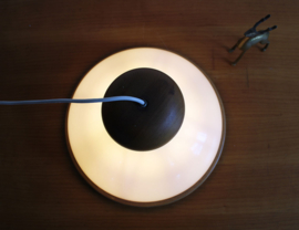 Witte vintage hanglamp met houten details. Steinhauer? Retro lamp