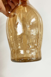 Amberkleurige glazen fles met een craquelé textuur. Vintage karaf met stop