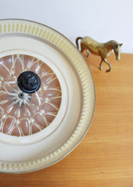Vintage plafondlamp met houtlook details. Mid Century retro design lamp.