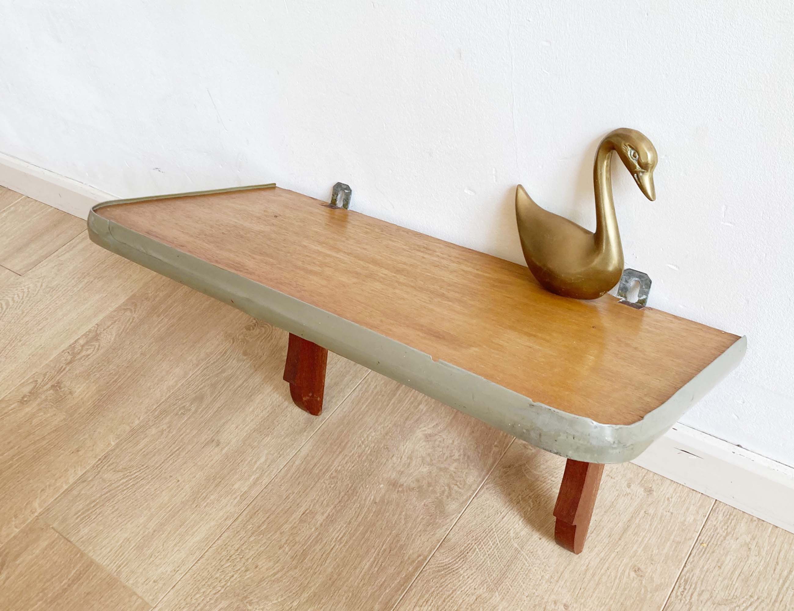 Houten vintage schapje. Retro plankje voor aan de wand