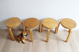 Set van 4 houten retro krukken. Vintage krukjes, Alvar Aalto - E60 - Artek stijl.