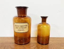 Twee originele apothekersflessen met dop. Bruine vintage stopfles met etiket