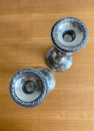 Set zilverkleurige vintage kandelaars. Twee antieke (?) kaarsen houders