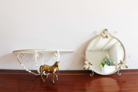 Vintage spiegel met bloemen en glazen plankje. Romantisch wandspiegel met planchet