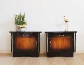 Set houten vintage nachtkastjes met zwart glas. Twee Art Deco stijl retro kastjes