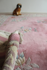 Groot roze Chinees tapijt  met bloemen. handgemaakt Oosters vintage kleed