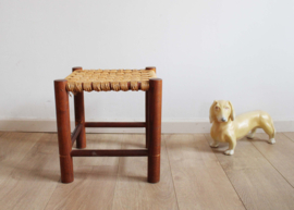 Houten vintage krukje met gevlochten zitting. Retro / boho bankje