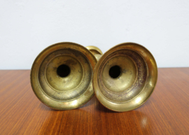 Set goudkleurige vintage kandelaars. Twee messing (?) kaarsen houders