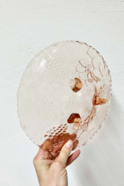 Roze glazen vintage schaal op pootjes. Art Deco bord met druiven