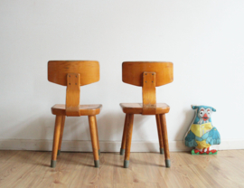 Set houten vintage stoeltjes van Schilte. Retro schoolstoel, 2 stuks