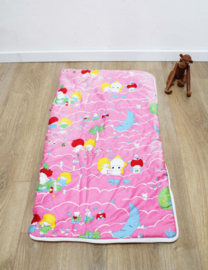 Roze vintage kinder slaapzak- Ikea. Retro sprei met poppetjes en dieren