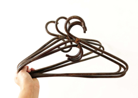 5 rotan vintage kledinghangers. Set retro kleerhangers / bamboe kapstok