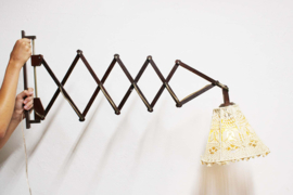 Vintage schaarlamp met geknoopte kap. Houten retro harmonica lamp