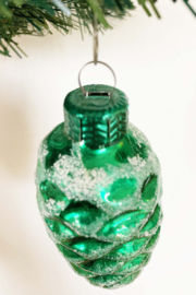 Groen glazen vintage kerstbal - dennenappel. Antiek kerstornament