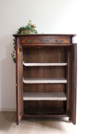 Antieke houten meidenkast. Vintage kast met brede lade en sierlijk beslag.