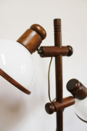 Houten vintage vloerlamp met witte kappen. Retro design lamp - Steinhauer