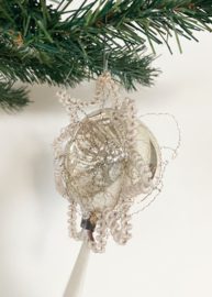 Antieke kerstbal met tinsel- Ster van Bethlehem. Glazen vintage deukbal