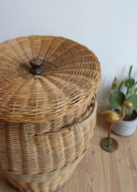 Vintage rotan mand van rotan. Retro rieten mand met deksel.