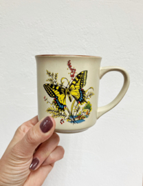 Set vintage theekoppen met vlinders. Twee aardewerk retro kopjes / mokken