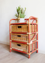 Rotan vintage kastje met rode details en 3 lades. Boho nachtkastje / retro ladekast