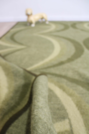 Groene wollen retro deken. Vintage sprei/ plaid met groovy patroon