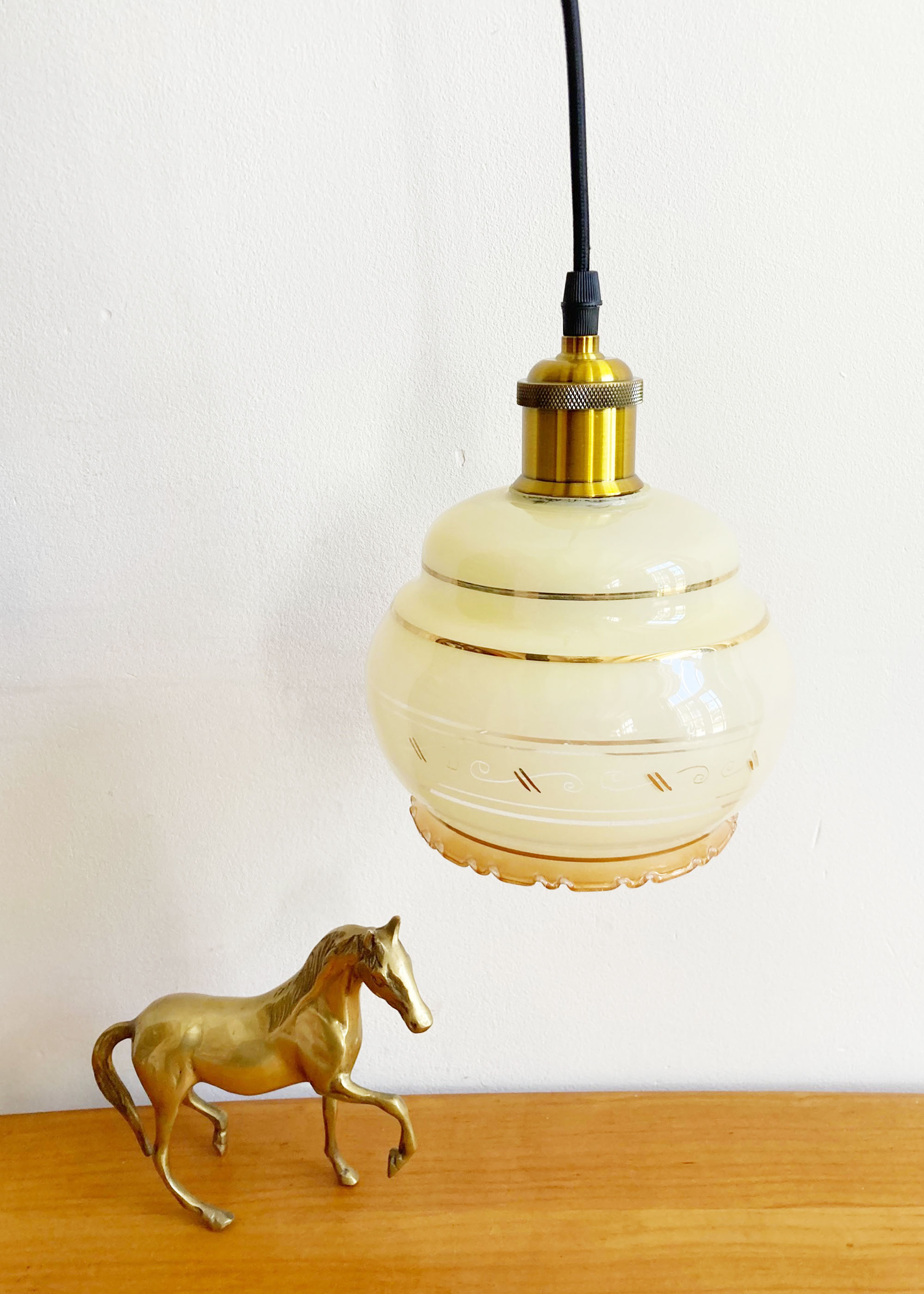 Vintage hanglampje met glazen kap. Oud antiek lampje