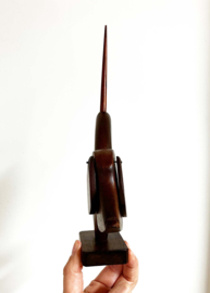 Houten vintage hondje. Retro Mid-century beeldje van een hond