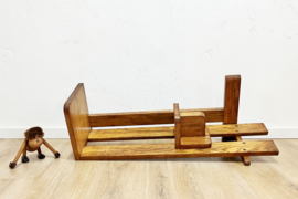 Brutalist wandplank met boekensteun. Houten vintage boekenplank