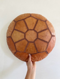 Vintage patchwork kussen van leer. Cognac kleurig retro kussentje