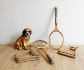 Set houten retro tennisrackets in regaal. Vintage rackets o.a. Slazenger