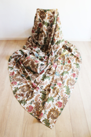 Set lange vintage overgordijnen. Twee retro gordijnen met bloemen