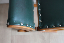 Vintage voetenbankje met groene skai bekleding. Houten retro schommelbankje
