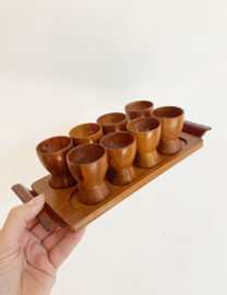 8 houten vintage eierdopjes op plateau. Retro eierdoppen