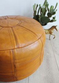 Cognackleurige vintage lapjes poef. Retro patchwork Ottoman/ kussen van leer.