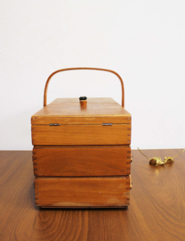 Houten vintage naaikistje. Retro knutsel kist / craft organizer