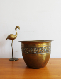 Goudkleurige antieke koperen pot. Oude vintage bloempot