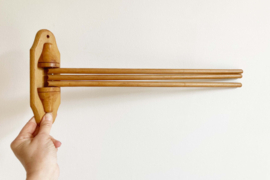 Houten vintage handdoekrek. Retro kapstokje / theedoekrek