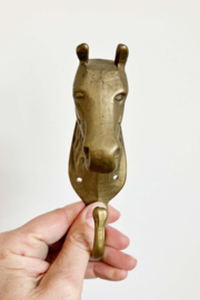 Goudkleurige haak in de vorm van een paard. Messing (?) vintage wandhaak.