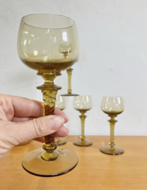 Set van 5 vintage wijnglazen. Vijf amberkleurige glazen