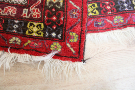 Handgeknoopt Oosters kleedje rood/blauw. Uniek vintage tapijt