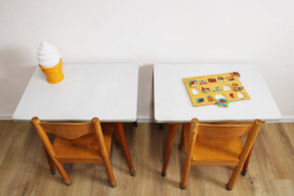 Set houten vintage lessenaars met 2 stoeltjes. Retro Schilte tafels met schoolstoelen