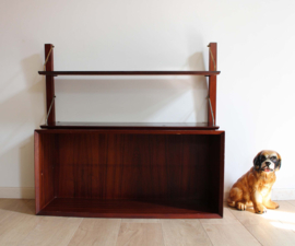 Houten vintage wandrek met metalen dragers. Retro design planken + kast