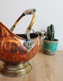 Antieke koperen kolenkit. Vintage bloempot / ketel met aardewerk handvat