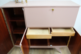 Houten vintage kast met barretje. Roze retro dressoir / secretaire