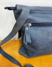 Blauwe leren schoudertas met een omslagflap. Italiaanse lederen crossbody tas