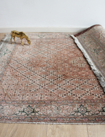 Handgemaakt Oosters tapijt met bloemen.  Authentiek vintage kleed in o.a. roze