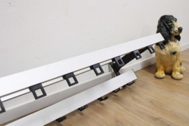 Brede vintage kapstok van metaal. Retro  design wandkapstok